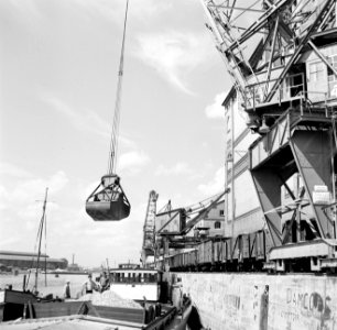 Laden van een binnenvaartschip in de haven van Karlsruhe, Bestanddeelnr 254-1193