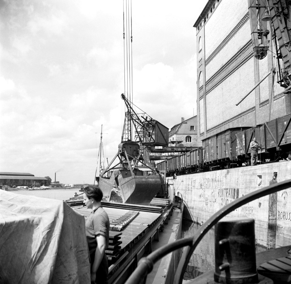 Laden van een binnenvaartschip in de haven van Karlsruhe, Bestanddeelnr 254-1191
