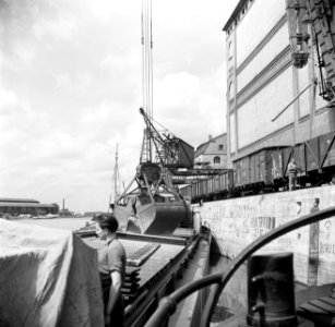 Laden van een binnenvaartschip in de haven van Karlsruhe, Bestanddeelnr 254-1191