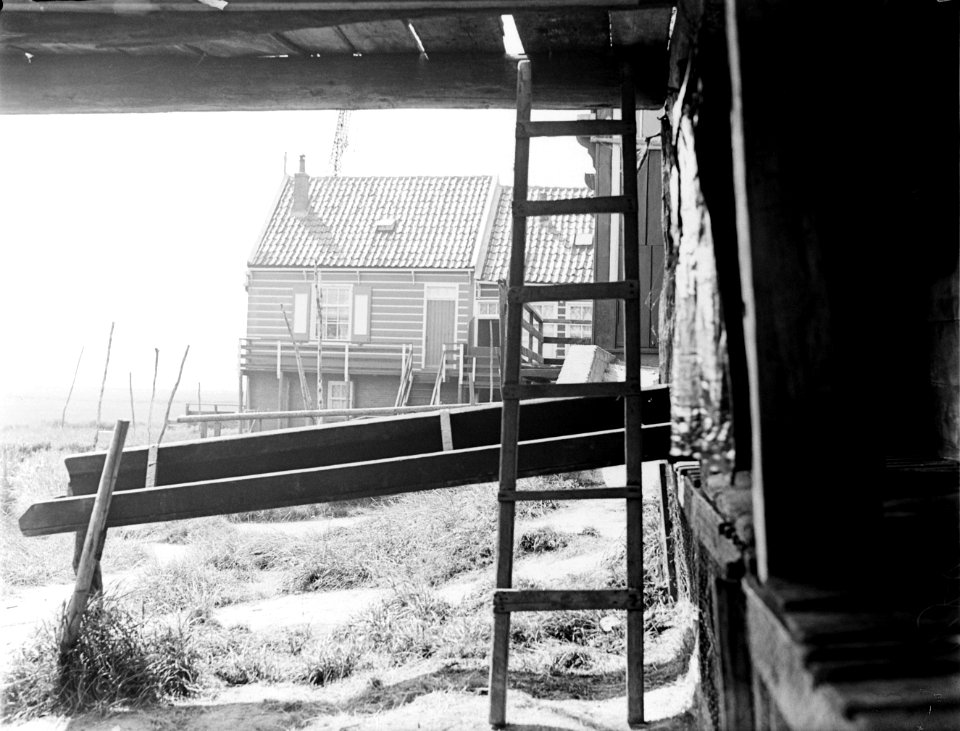 Ladder naar een eerste verdieping bij een huis in Marken, Bestanddeelnr 252-0682