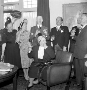 Lachende groep mensen, 4e van links met corsage fabrieksdirecteur Jan van Abbe, Bestanddeelnr 255-8521