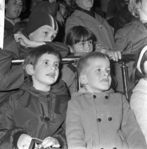 Lachende jeugdige toeschouwers tijdens een Sint-Nicolaasfeest, Bestanddeelnr 918-5168