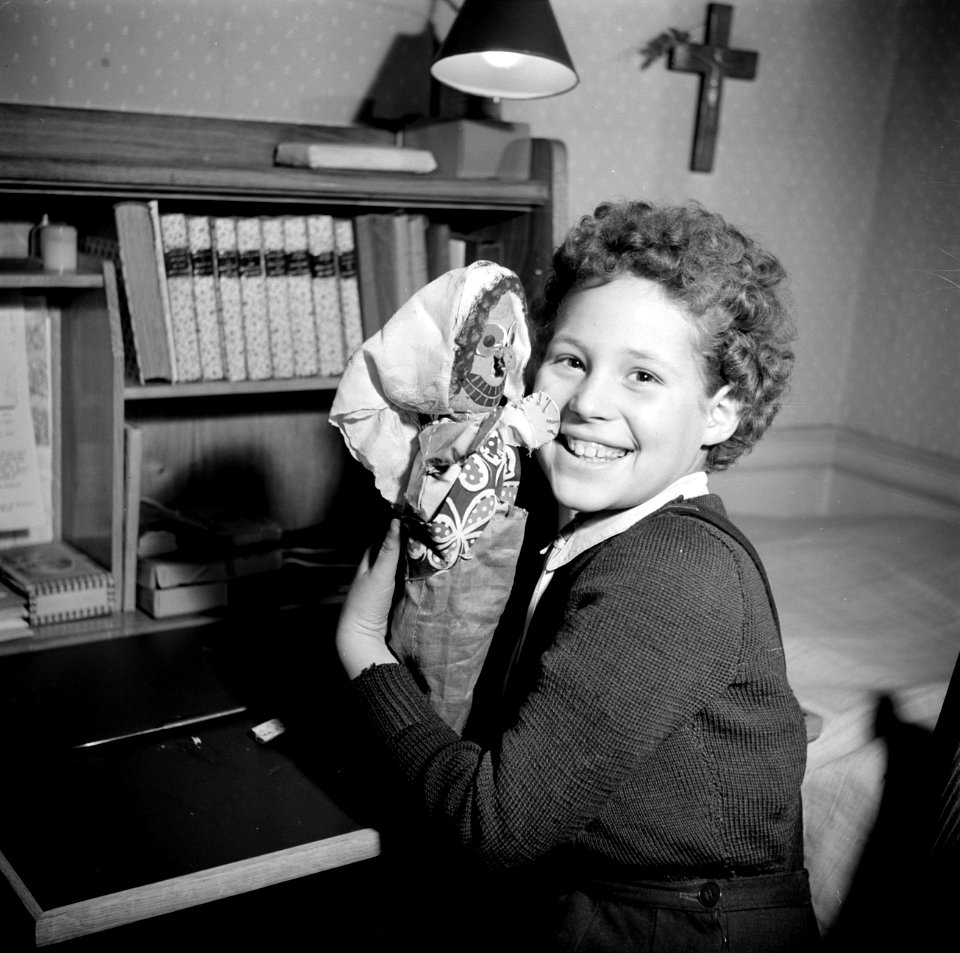 Lachend meisje toont haar zelf geknutselde pop, Bestanddeelnr 252-9359