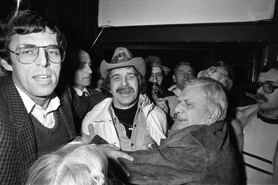 Laatste vrachtwagens terug uit Polen. Konvooileider Wim Woudenberg wordt begroet, Bestanddeelnr 931-8719