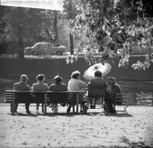 Laatste zomerdag. Mensen op een bankje, Bestanddeelnr 912-9640