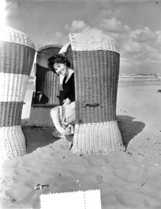Laatste zomerse dag op Zandvoort, dames baden laatste dag, Bestanddeelnr 907-3534