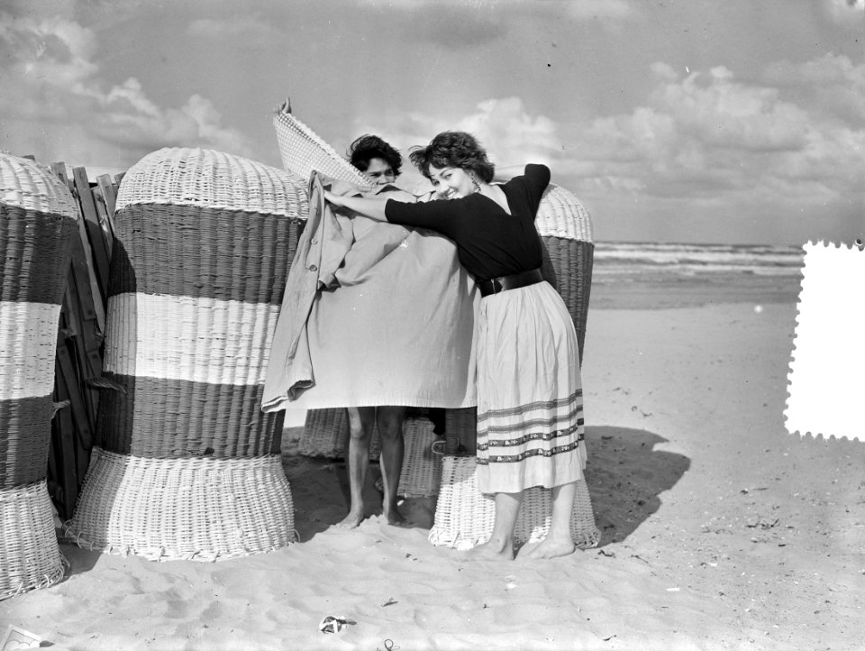 Laatste zomerse dag op Zandvoort, dames baden laatste dag, Bestanddeelnr 907-3537