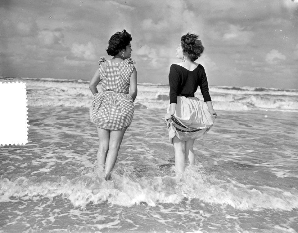 Laatste zomerse dag op Zandvoort, dames baden laatste dag, Bestanddeelnr 907-3538
