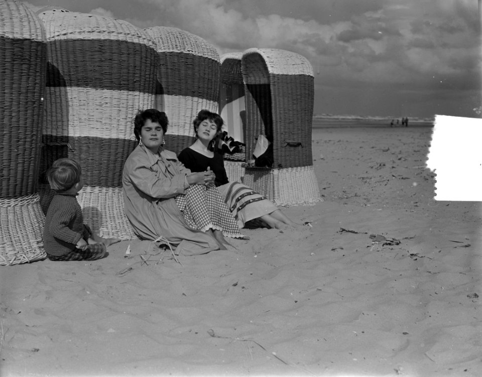 Laatste zomerse dag op Zandvoort, dames baden laatste dag, Bestanddeelnr 907-3535