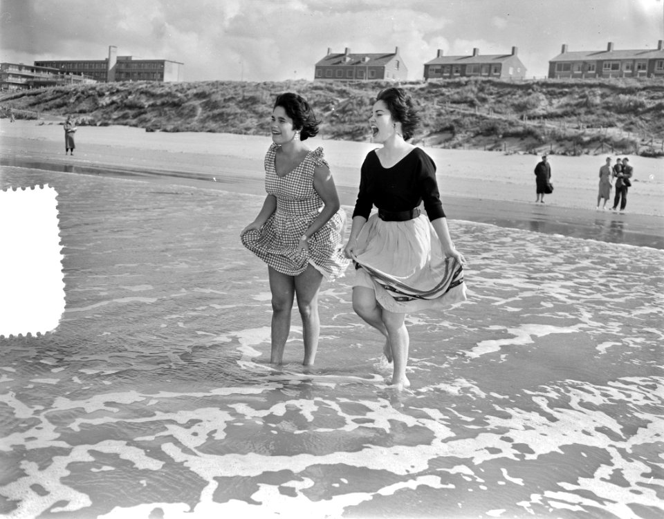 Laatste zomerse dag op Zandvoort, dames baden laatste dag, Bestanddeelnr 907-3542