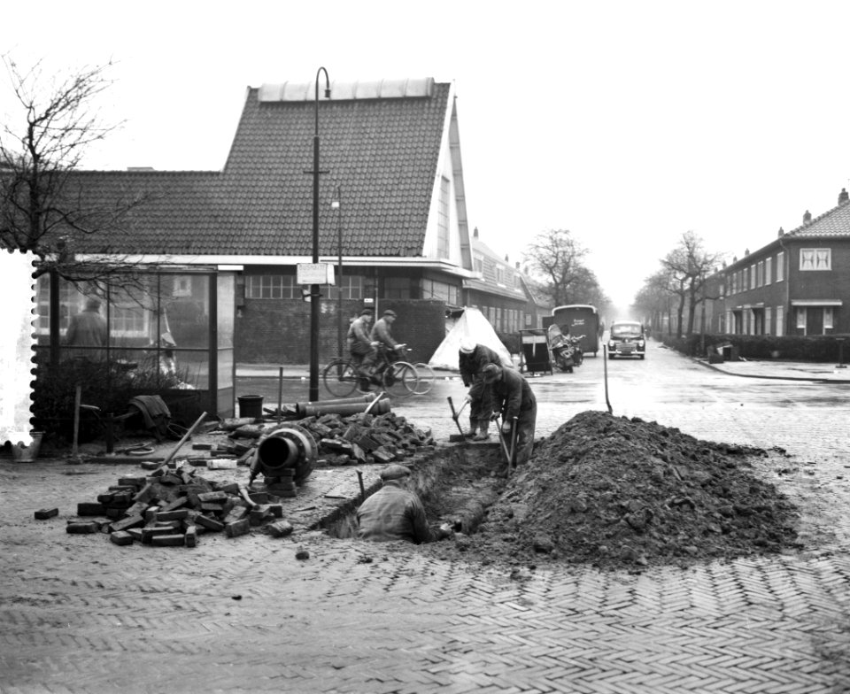 Laatste voorbereiding terugkeer bewoners Oostzaan, stratenmakers, Bestanddeelnr 910-9805