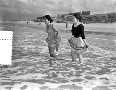 Laatste zomerse dag op Zandvoort, dames baden laatste dag, Bestanddeelnr 907-3540