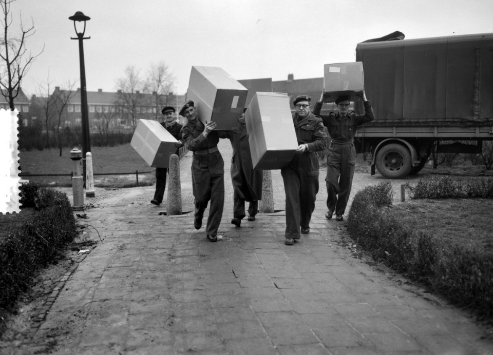 Laatste voorbereiding terugkeer bewoners Oostzaan, Rode Kruis pakketten lossen, Bestanddeelnr 910-9811