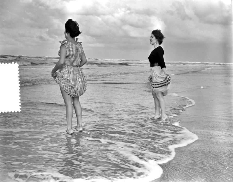 Laatste zomerse dag op Zandvoort, dames baden laatste dag, Bestanddeelnr 907-3543