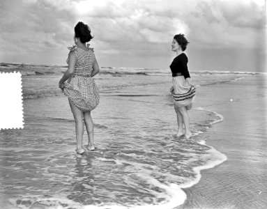 Laatste zomerse dag op Zandvoort, dames baden laatste dag, Bestanddeelnr 907-3543
