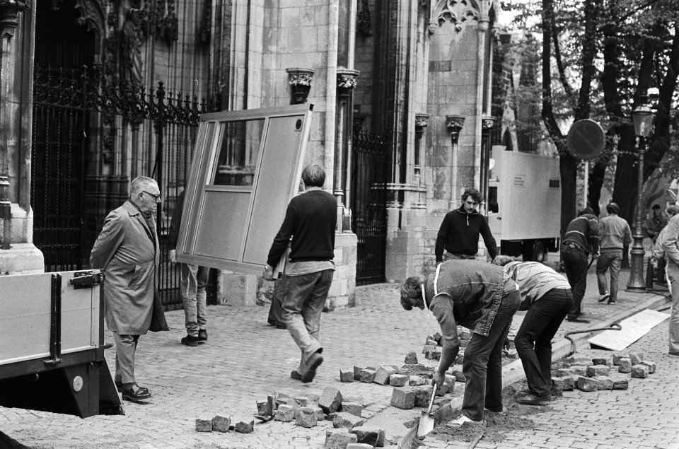 Laatste voorbereidingen Pausbezoek stratenmakers leggen steentjes net bij de ka, Bestanddeelnr 933-3239