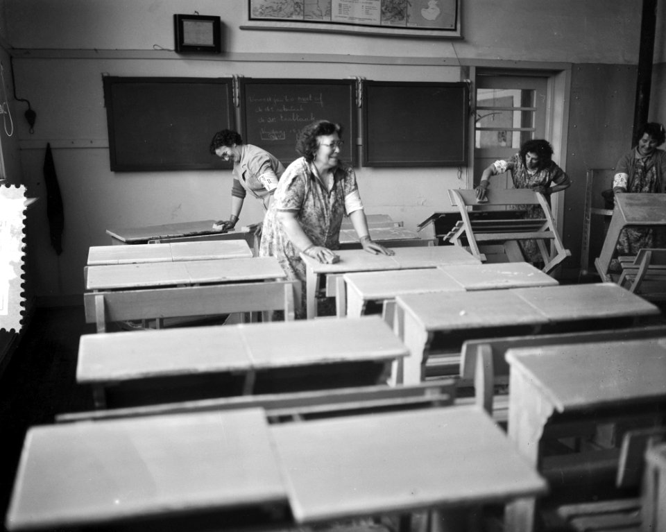 Laatste voorbereiding terugkeer bewoners Oostzaan, schoollokaal boenen, Bestanddeelnr 910-9810