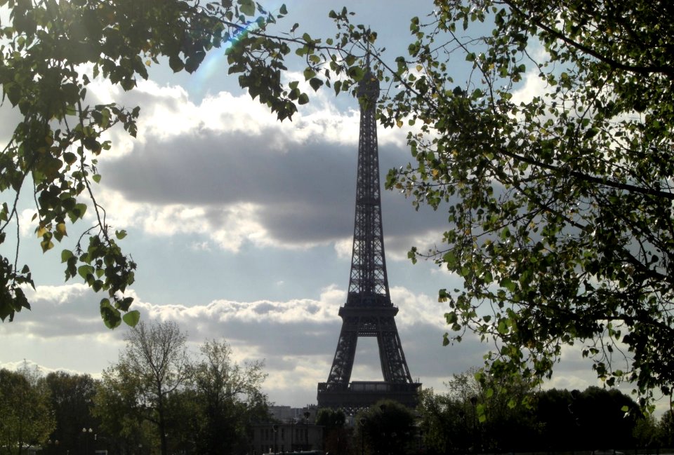 La Tour Eiffel sous un ciel lourd