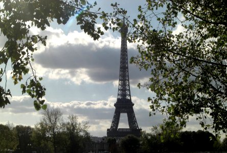 La Tour Eiffel sous un ciel lourd