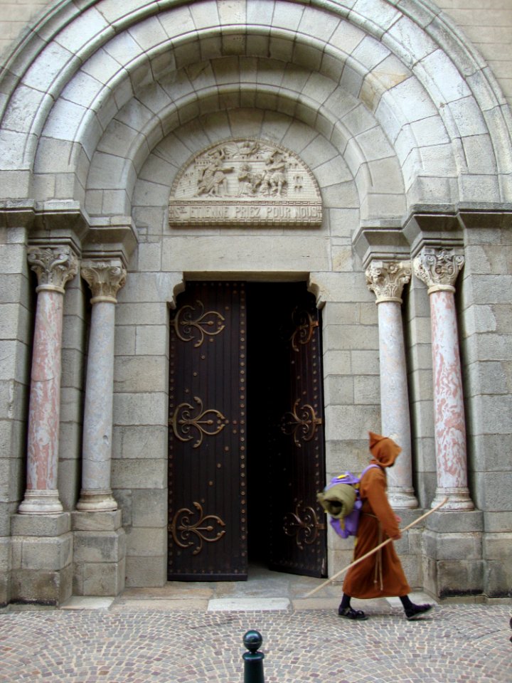 La Salvetat-sur-Agout (Hérault, Fr) pélerin sortant de l'église