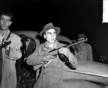 Laatste fotos uit Boedapest 14 jarige schooljongen met machinepistool, Bestanddeelnr 908-1193 photo