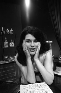 Laatste maal in dit seizoen de Bruce Low show. Sylvia Sands, Bestanddeelnr 912-3682