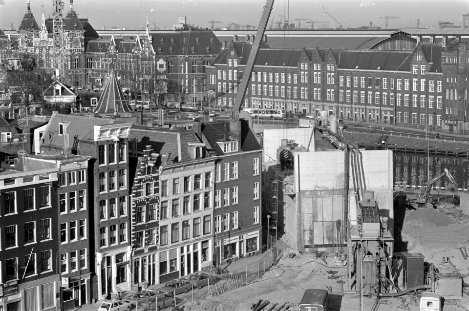 Laatste metrocaisson de grond in bij CS in Amsterdam (overzicht), Bestanddeelnr 929-4598