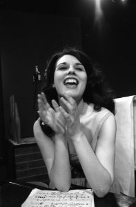 Laatste maal in dit seizoen de Bruce Low show . Sylvia Sands, Bestanddeelnr 912-3689