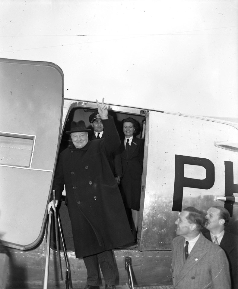 Laatste groet Churchill bij zijn vertrek van vliegveld Valkenburg, Bestanddeelnr 901-7442