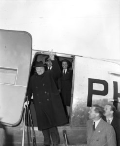 Laatste groet Churchill bij zijn vertrek van vliegveld Valkenburg, Bestanddeelnr 901-7442