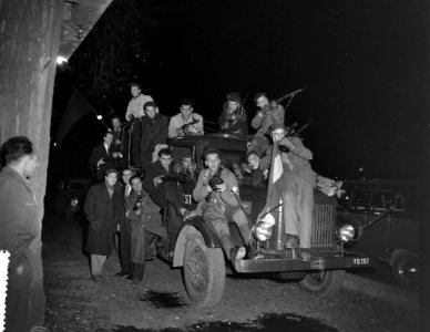 Laatste fotos uit Boedapest Verzetstrijders met vrachtauto op patrouille s nach, Bestanddeelnr 908-1191