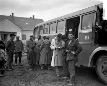 Laatste fotos uit Boedapest Rode Kruistransport ergens in Hongarije Benzinetan, Bestanddeelnr 908-1205