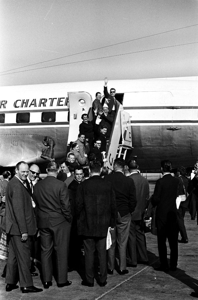 Laatste groep Feijenoordsupporters naar Lisboa vertrokken vanaf Schiphol, Bestanddeelnr 915-1335