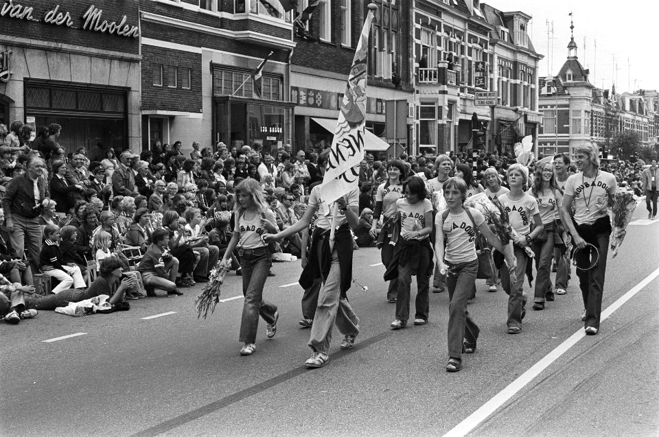 Laatste dag vierdaagse van Nijmegen wandelaars met bloem, Bestanddeelnr 929-2797