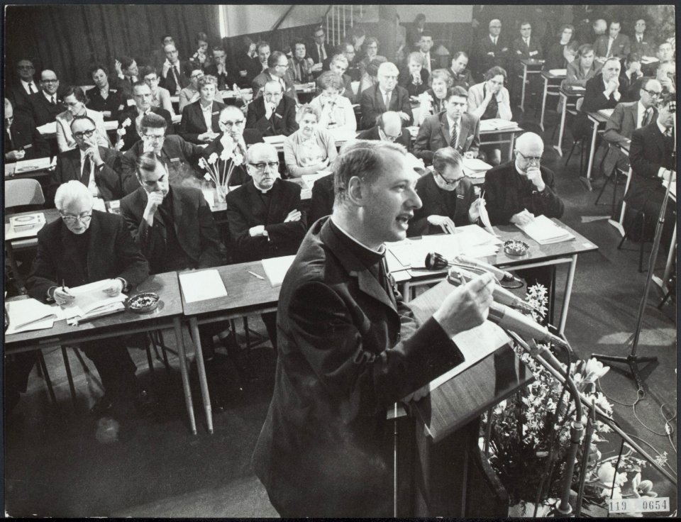 Laatste dag Pastoraal Concilie in Noordwijkerhout. Priester A. Simonis aan het w, Bestanddeelnr 119-0654