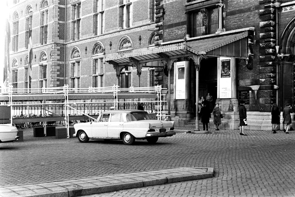 Laatste dag van Rembrandt-tentoonstelling in Rijksmuseum Amsterdam. Buiten, voor, Bestanddeelnr 923-0625