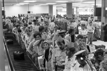 Laatste Nederlandse militairen uit Suriname terug op Schiphol militairen in de , Bestanddeelnr 928-2929