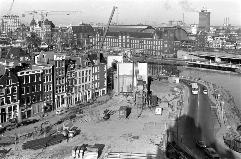 Laatste metrocaisson de grond in bij CS in Amsterdam (overzicht), Bestanddeelnr 929-4600