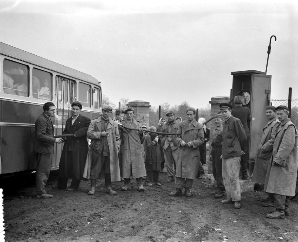Laatste fotos uit Boedapest Rode Kruistransport ergens in Hongarije Benzinetan, Bestanddeelnr 908-1206