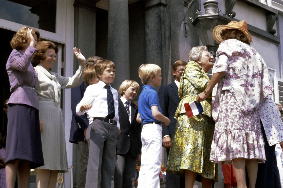 Laatste defile voor Prinses Juliana op Soestdijk Prinses Juliana en diverse led, Bestanddeelnr 253-8232