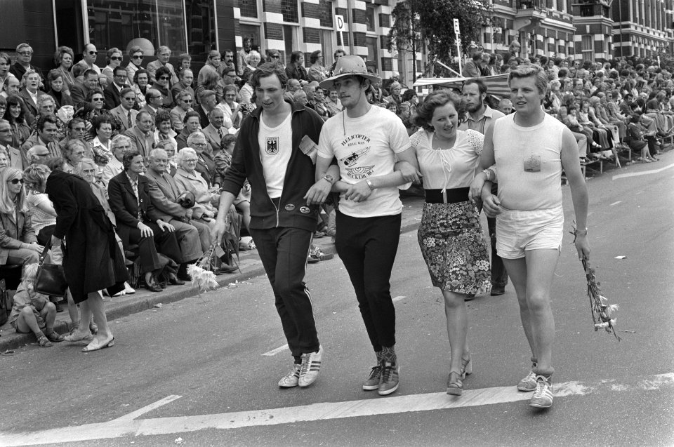 Laatste dag van vierdaagse Nijmegen wandelaars met bloem bij aankomst, Bestanddeelnr 927-3376
