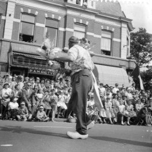 Laatste dag van de vierdaagse te Nijmegen Wandelaar op klompen, Bestanddeelnr 909-7410