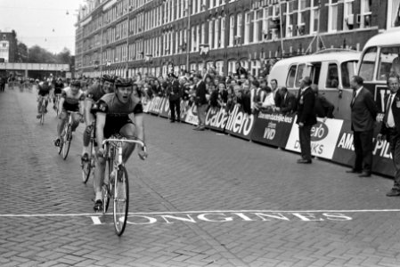 Laatste etappe Olympias tour finish in Van Surindenstraat , Amsterdam, Bestanddeelnr 923-5243