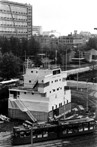 Laatste hand gelegd aan commandobrug van Essotanker op stationplein in Rotterdam, Bestanddeelnr 932-1788
