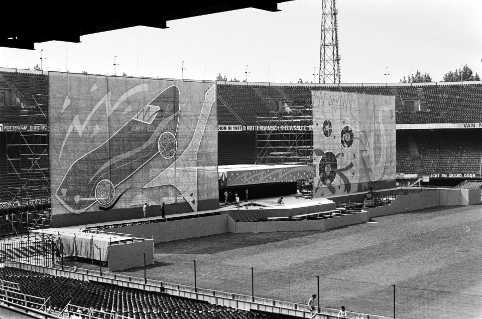 Laatste hand wordt gelegd aan podium in Feijnoordstadion i.v.m. concert van de R, Bestanddeelnr 932-1907