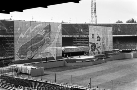 Laatste hand wordt gelegd aan podium in Feijnoordstadion i.v.m. concert van de R, Bestanddeelnr 932-1907