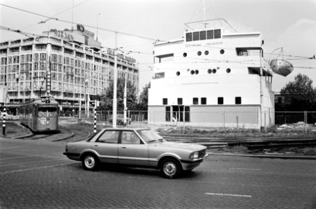 Laatste hand gelegd aan commandobrug van Essotanker op stationplein in Rotterdam, Bestanddeelnr 932-1789