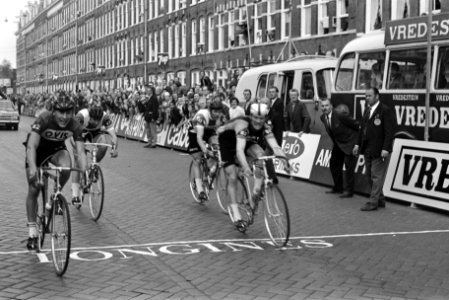 Laatste etappe Olympias tour finish in Van Surindenstraat , Amsterdam finish , Bestanddeelnr 923-5242