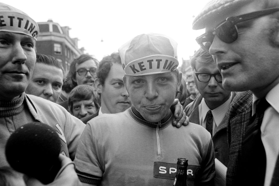 Laatste etappe Olympias tour finish in Van Surindenstraat , Amsterdam, Bestanddeelnr 923-5245