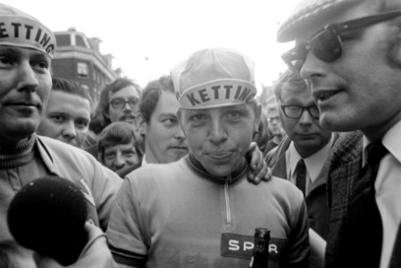 Laatste etappe Olympias tour finish in Van Surindenstraat , Amsterdam, Bestanddeelnr 923-5245